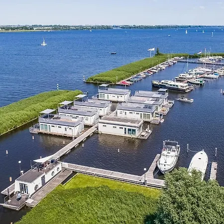 Lovely Ship In Aalsmeer With Kitchen Hotel na wodzie Leimuiden