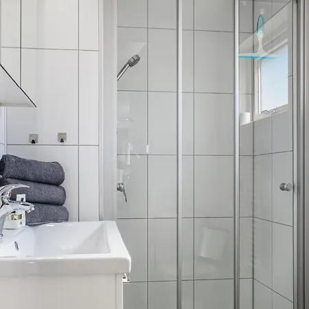 Lovely Ship In Aalsmeer With Kitchen Алсмер