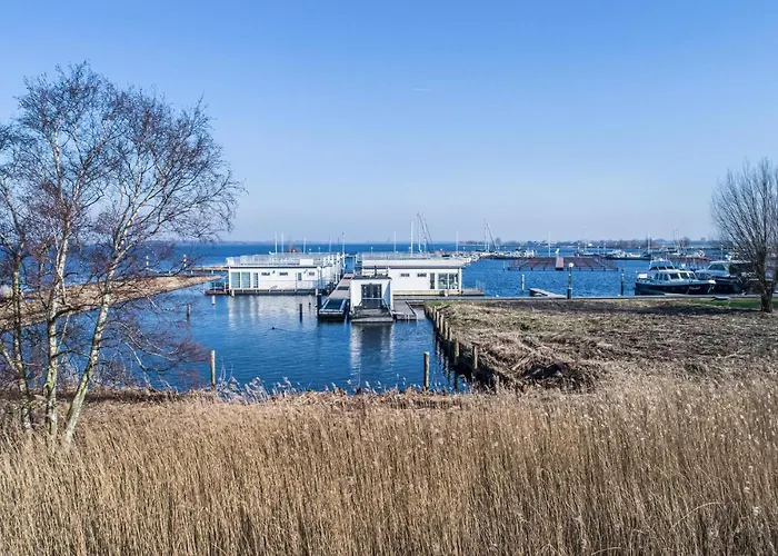 船上ホテル Lovely Ship In With Kitchen 4*