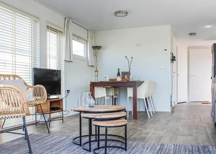 Lovely Ship In With Kitchen アールスメール